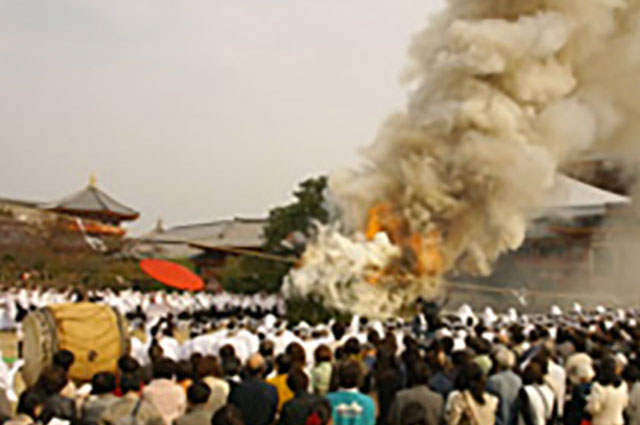 採燈護摩供（さいとうごまく）